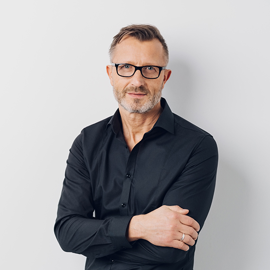 Relaxed middle-aged man wearing glasses standing with folded arms over a white background looking at the camera; Shutterstock ID 1016723266; Purchase Order: Trabajos web BK; Job: PÃ¡gina desconexiÃ³n; Client/Licensee: Bankinter